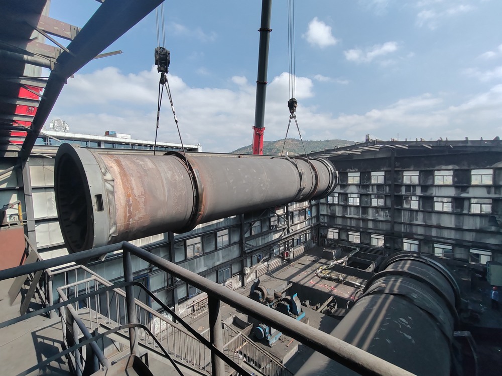 陜煤建設(shè)天工公司順利完成大佛寺礦東廣場兩臺煤泥烘干滾筒拆除任務(wù)