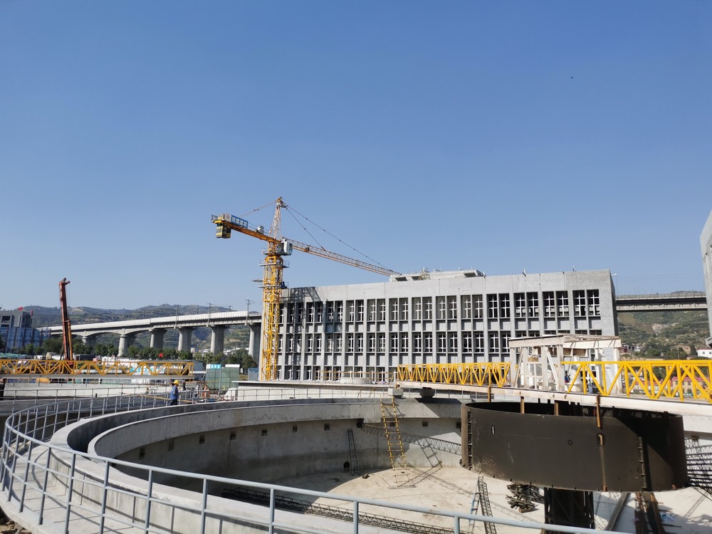 十月的磚瓦，建設(shè)的詩行