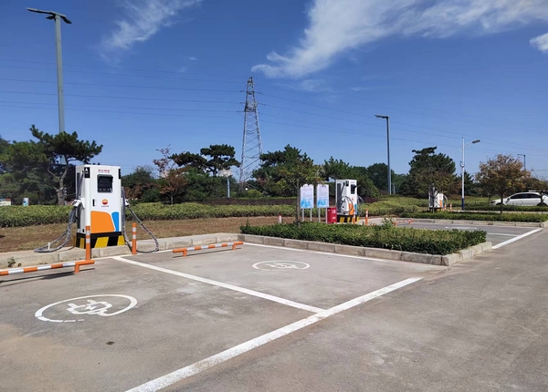 陜煤建設(shè)川耀公司：崔仙服務(wù)區(qū)充電樁安裝，為綠色出行“加油”