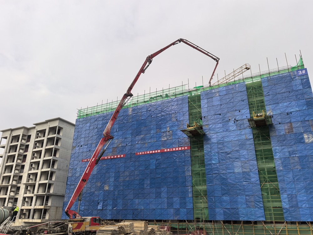 實(shí)力彰顯！陜煤建設(shè)天工公司承建的大秦·山水逸境項(xiàng)目全部工程主體結(jié)構(gòu)順利封頂