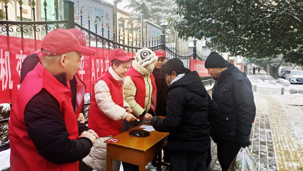陜煤建設澄合分公司開展“手機變砝碼護公平”黨員志愿者服務活動